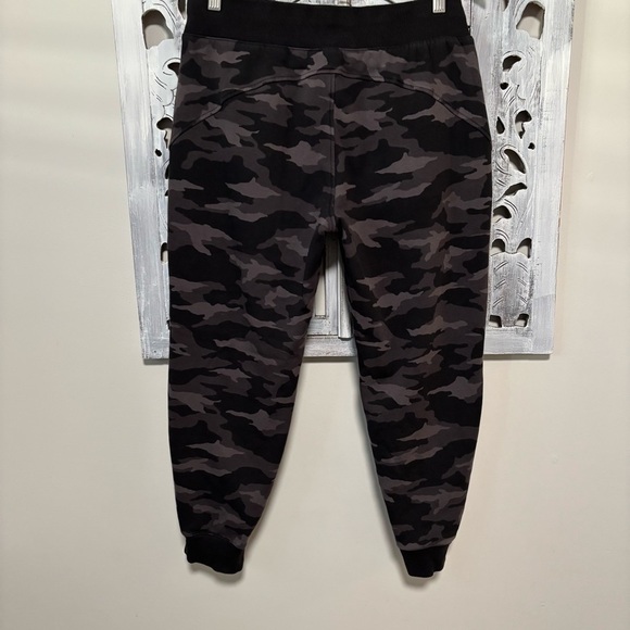 Athleta Triumph Black/Gray Camo Fleece Lined Sweatpants Jogger Petite Inseam - Picture 3 of 9
